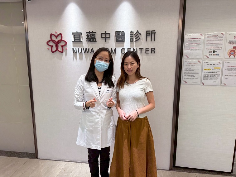 ▲楊佩鈺醫師說明,個案在短短三週紅腫漸退、色素淡化,順利在返日前改善近九成,讓她大鬆一口氣。