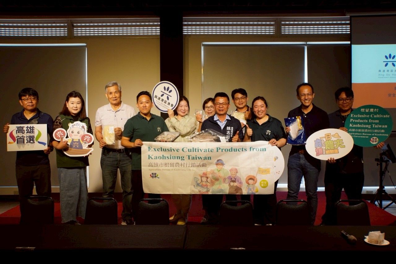 ▲高雄市政府農業局長姚志旺(中)肯定農村社區和在地民間企業團體共同合作研發以促進農村經濟永續發展。(左三)為保寧社區理事長黃瑞得。