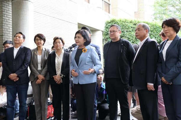 ▲張麗善縣長偕多位縣市首長赴行政院遞交訴願書。（相片縣府提供）