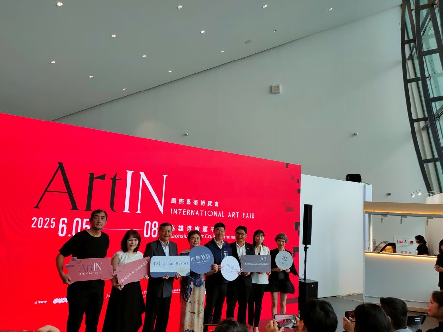 ▲ArtIN國際藝術博覽會在台灣港務公司總經理王錦榮、高市觀光局副局長孫春良等眾人的祝福下正式揭幕。