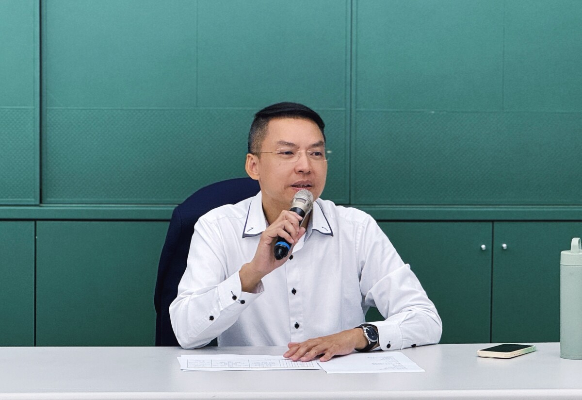 ▲民進黨高雄市黨部主委黃文益就職一周年秀成績單。