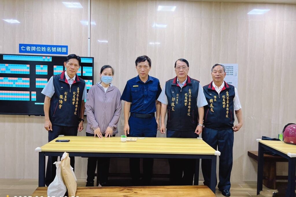 警專校友總會關懷慰問新北市政府警察局板橋分局廖世宗巡佐因公死亡並致贈慰問金 5 一 5