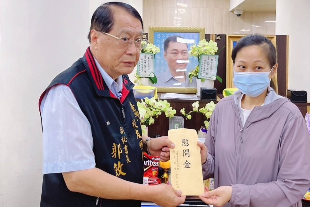 警專校友總會關懷慰問新北市政府警察局板橋分局廖世宗巡佐因公死亡並致贈慰問金 6 二 3
