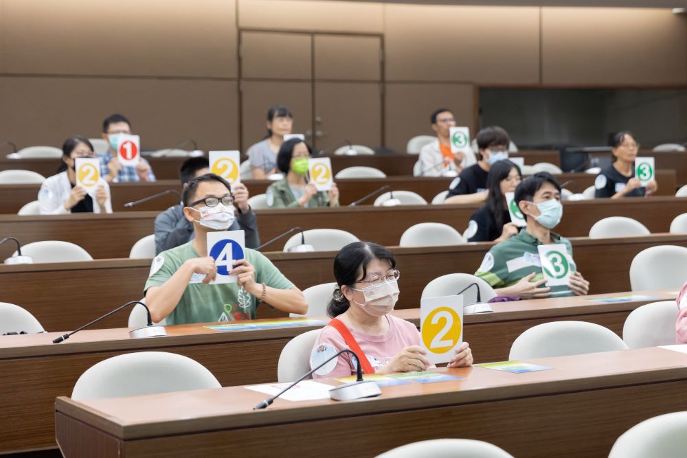 最強環保王等你來挑戰 新北環境知識競賽6/10報名 3 《圖說》113年知識競賽社會組參賽選手專注答題。〈環保局提供〉