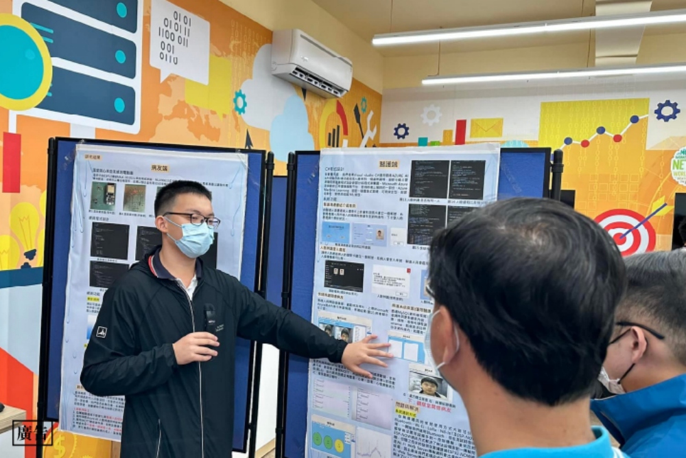 泰山高中專題實作成果豐碩 七項國家專利、三地國際發明展奪金 技職教育展現實力 3 ▲電子科學生進行智慧看護系統專利發明簡報訓練。(圖/泰山高中提供)