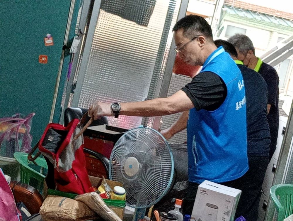 《圖說》基隆市榮服處長方正及服務幹部齊力為榮民眷整理雜亂環境。〈基隆榮服處提供〉