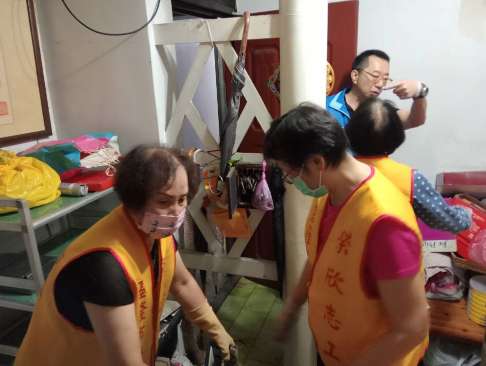 《圖說》基隆市榮服處長方正(後者)與榮欣志工現場分工合作，悉心整理環境。〈基隆榮服處提供〉