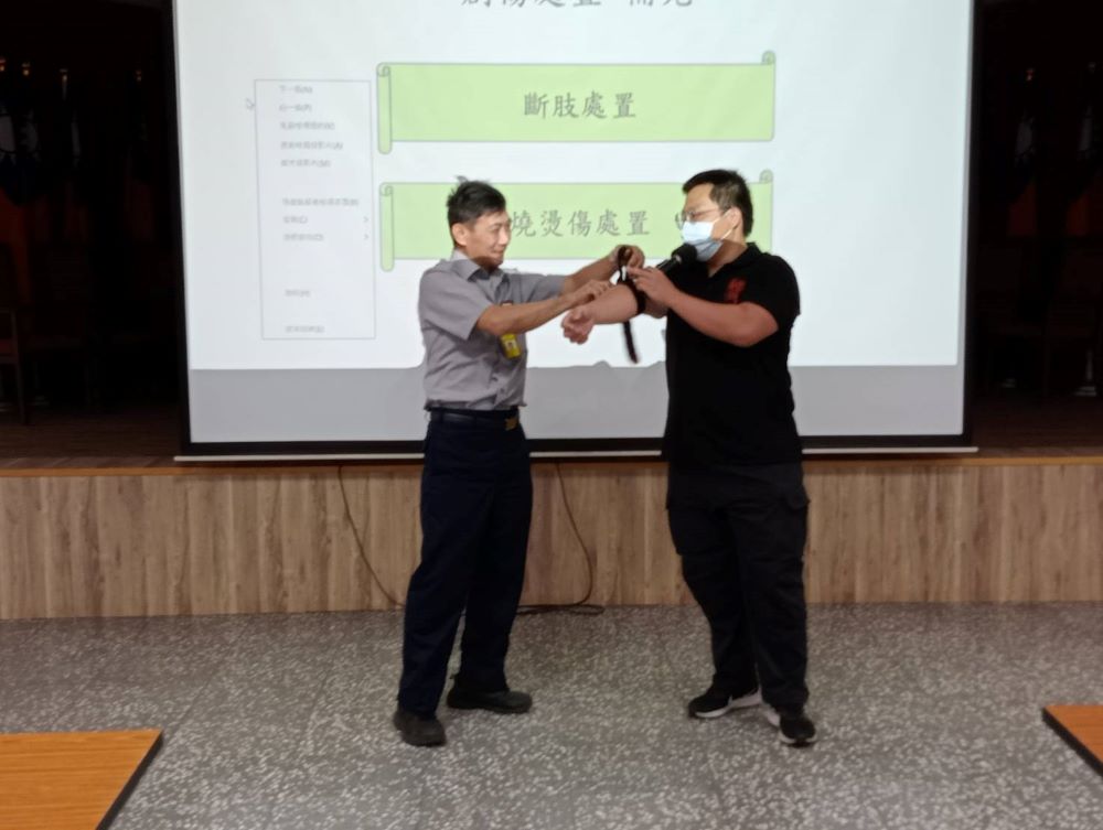 土城警民防常訓 落實全民國防教育 4 《圖說》訓練課程包括緊急救護實作訓練。〈土城分局提供〉