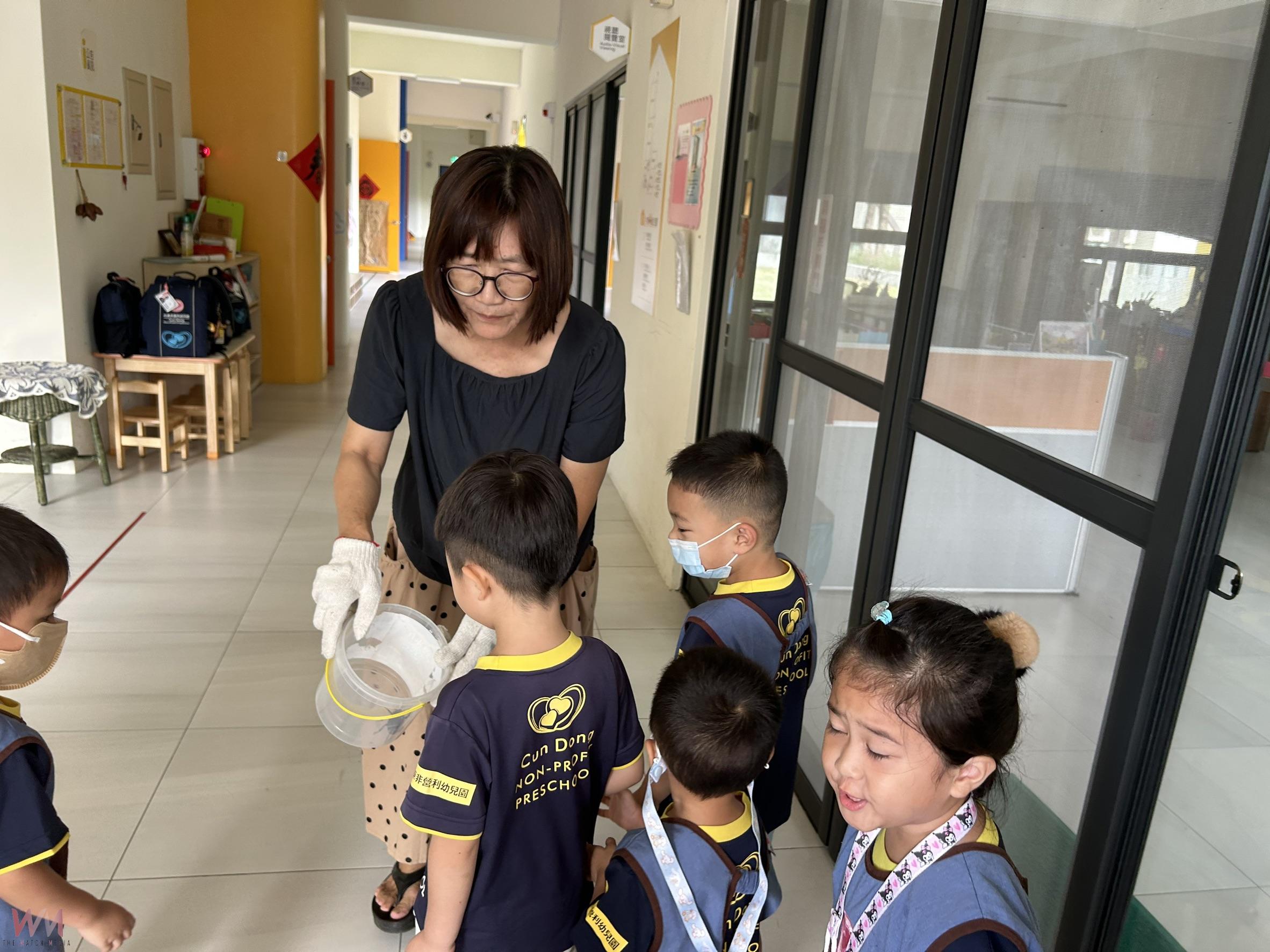 村東非營利幼兒園發現獨角仙 園長謝靜滿解說啟發孩子珍愛生態的心 - https://www.watchmedia01.com