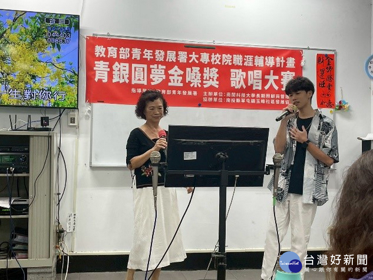 青銀合唱的畫面十分溫暖。(南開科大提供)