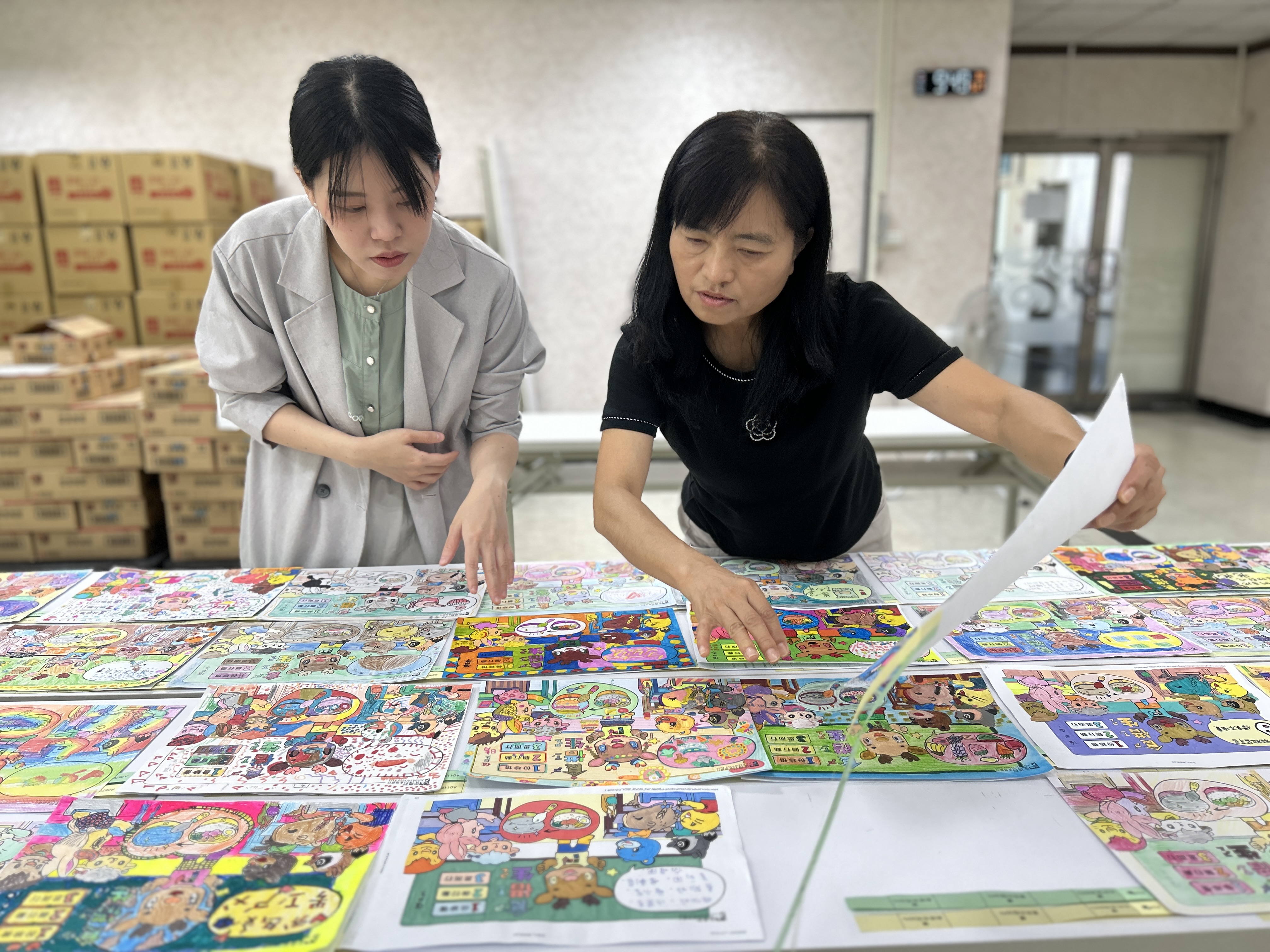 安得烈舉辦「食惜生」著色比賽,評審委員進行審評。安得烈慈善協會提供