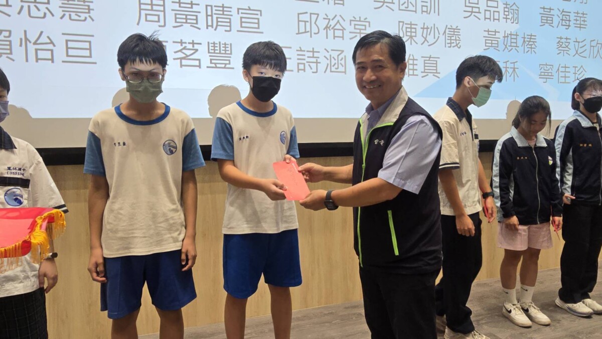 ▲圖說：廠長洪忠貴頒贈獎助學金給達一千二百位學生代表等多人。 ( 記者李堂安翻攝)