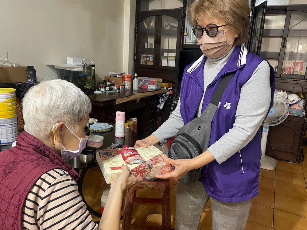 嘉義基督教醫院為弱勢族群提供營養品或餐食,推動「食在有希望」計畫,號召社會愛心朋友發揮「人飢己飢」的精神,今年募款狀況不如預期,讓社工相當擔心。(圖/嘉基提供).