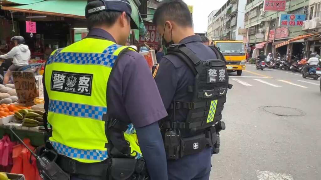 ▲彰警祭鐵腕整頓三民市場周邊環境，今日取締7件違規開單告發。（彰化警方提供）