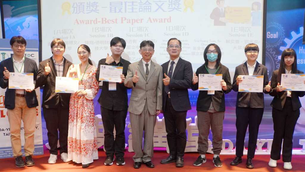 ▲大葉大學方文昌校長(中)鼓勵論文發表人。(記者林明佑翻攝)