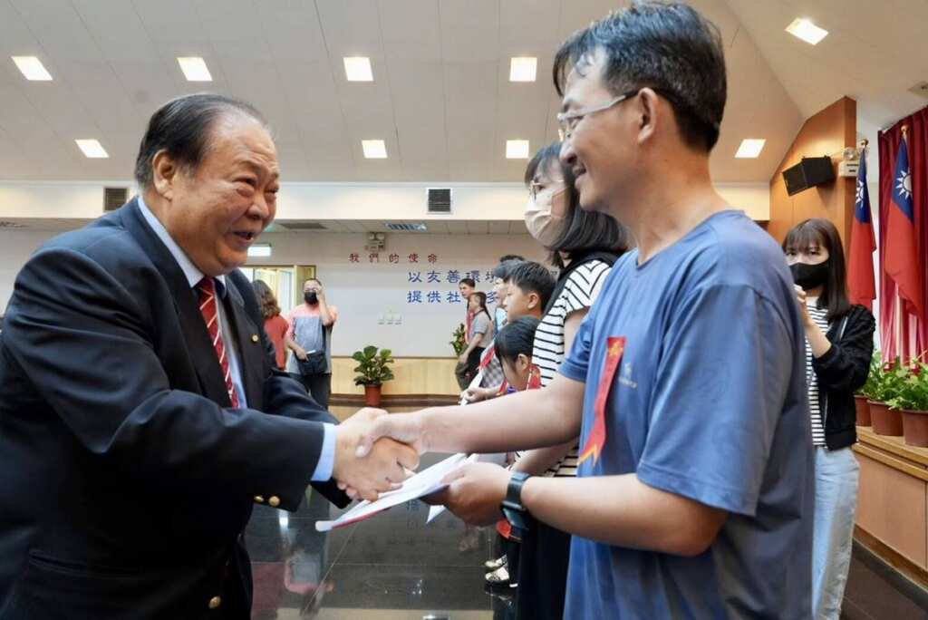 ▲澎湖縣長陳光復頒獎。（澎湖縣政府提供）