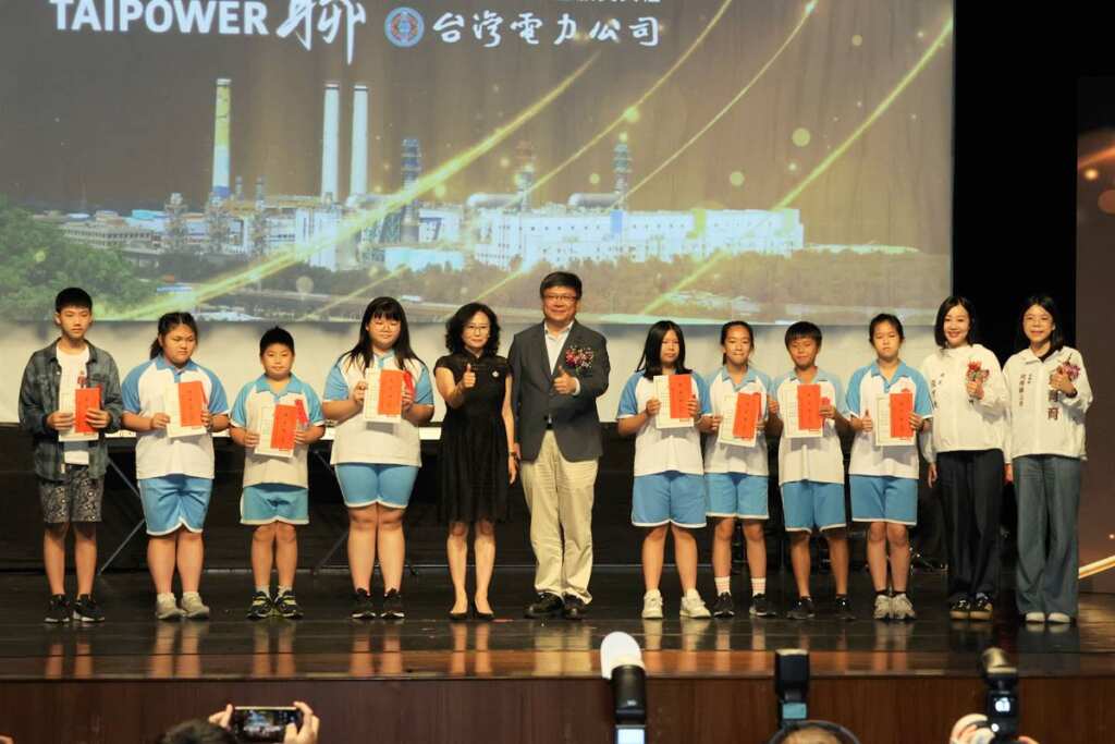 ▲台電獎助學金頒獎。(苗栗縣政府提供)
