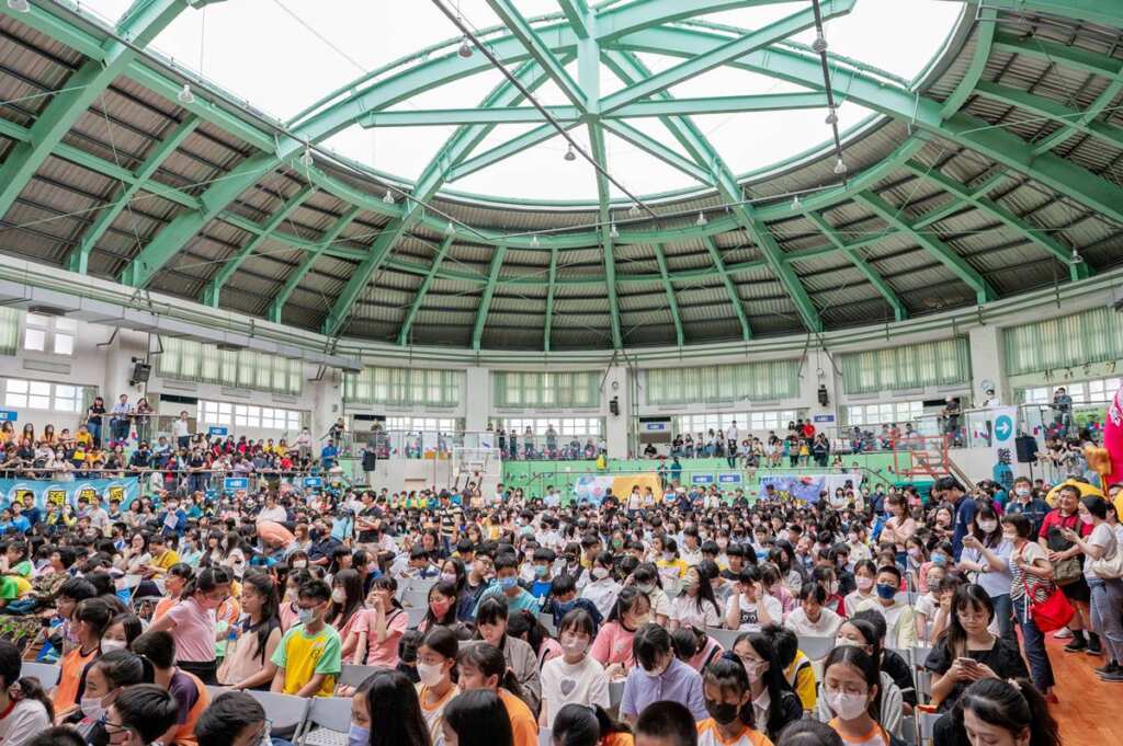 ▲113學年度市長獎畢業生與市長合影活動。（桃園市政府提供）
