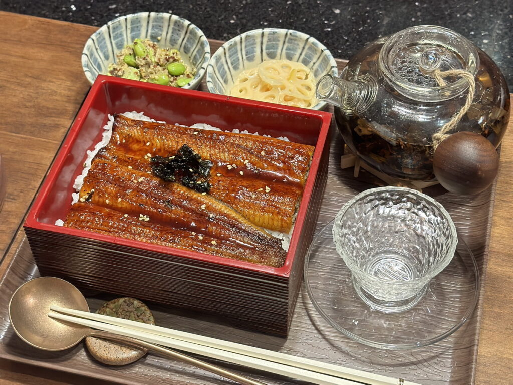嚴選安永生技的蒲燒鰻魚,佐宜蘭冬山七葉蘭香米,在醴茶嚐盡道地和風質感與在地好米的香韻交織。