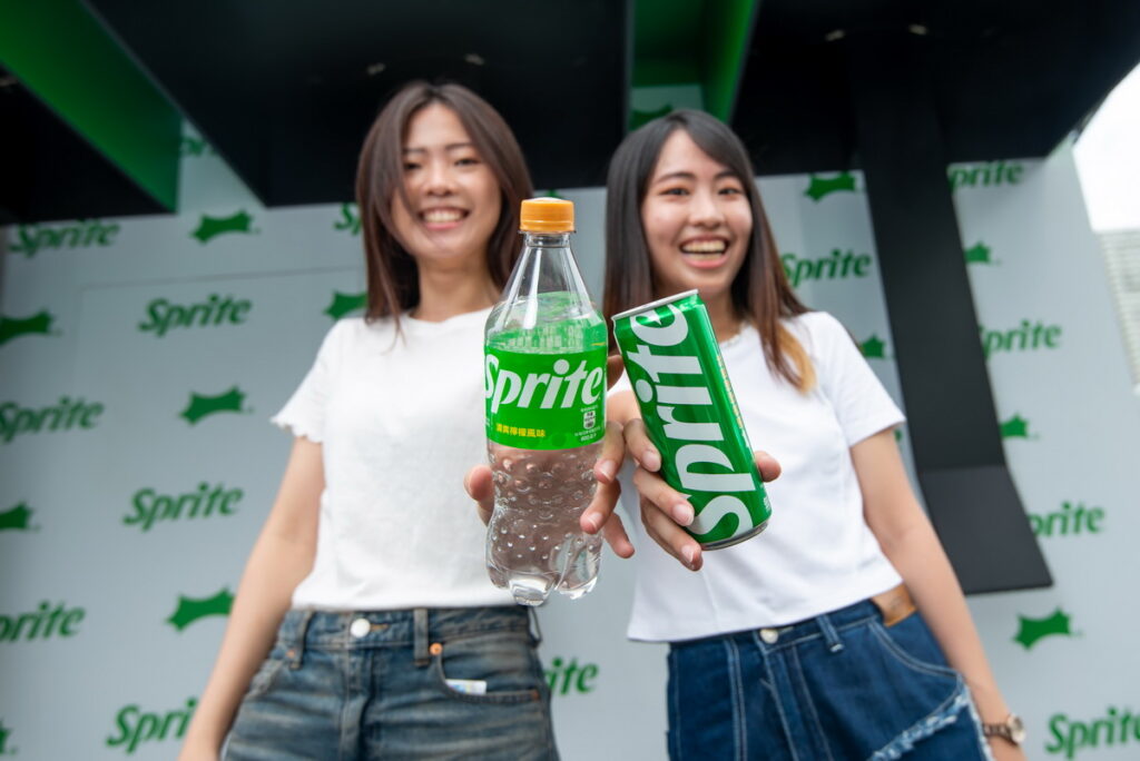 巨型「雪碧」汽水機搭配水霧綻放,時刻保持酷爽感受