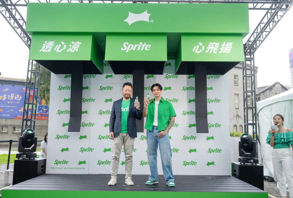 人氣歌手高爾宣OSN擔任「雪碧」全新年度品牌大使與可口可樂台灣分公司總經理陳正峰一同暢飲乾杯