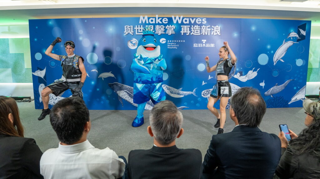 遠雄海洋公園化身冰怪的Donny哥跟哥吉拉戰隊開場表演