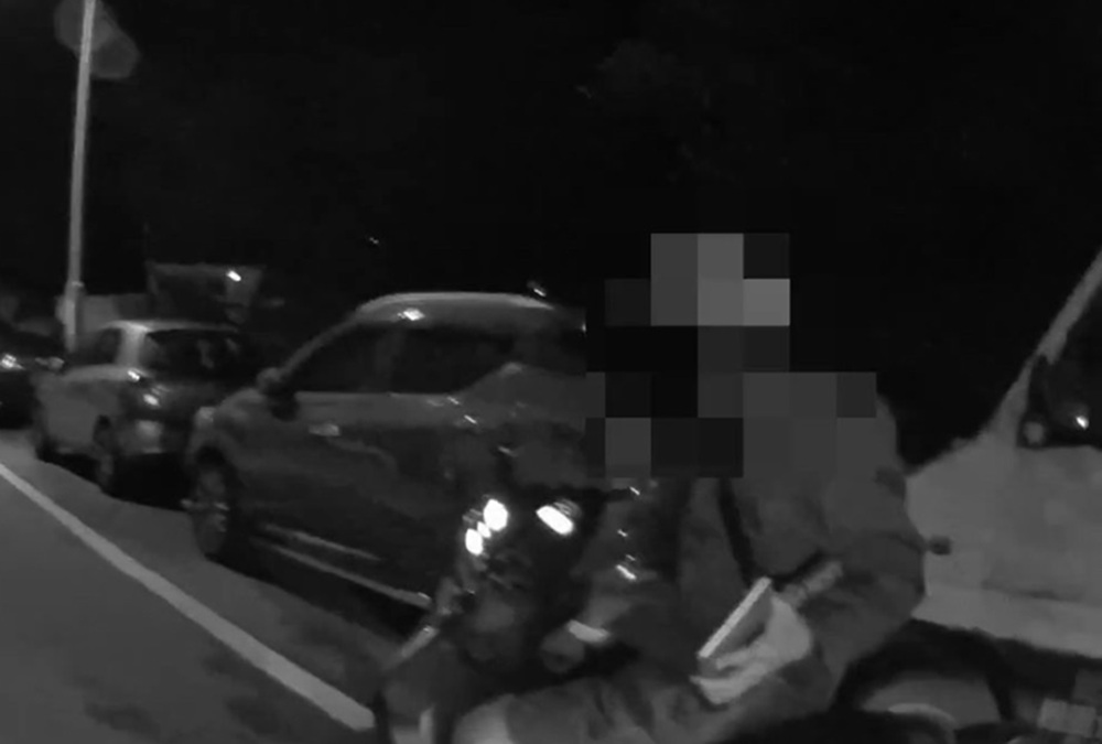 騎車玩手機慘了 巡邏警攔查起獲毒品安非他命 199 cnews204250606a02