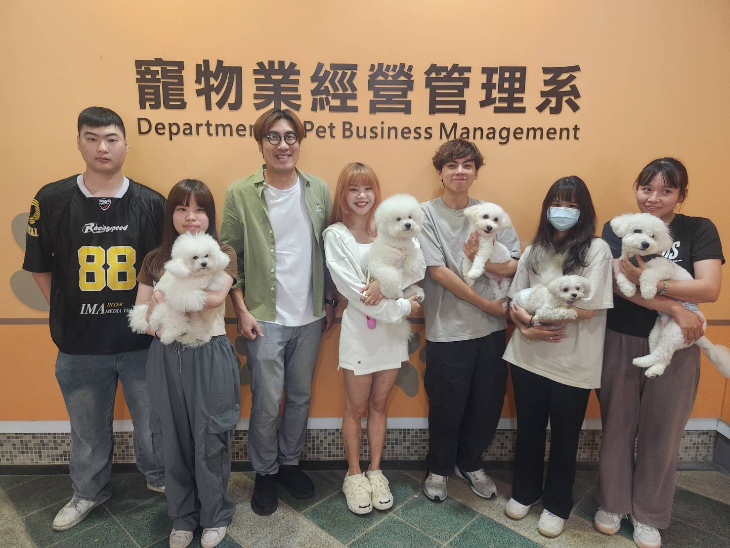 台北海大國際暨校際合作處處長,也是網紅機車教授林威克(左3)非常開心請到比熊擔任新媒體講座導師,比熊開心與同學們合照。(圖/台北海大 提供)