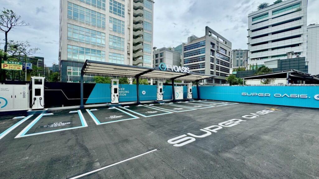 EVOASIS台北內湖再添新站！堤頂大道超級綠洲即將啟用，提供 360kW + 180kW 共 8 格快充車位。（圖/EVOASIS提供）