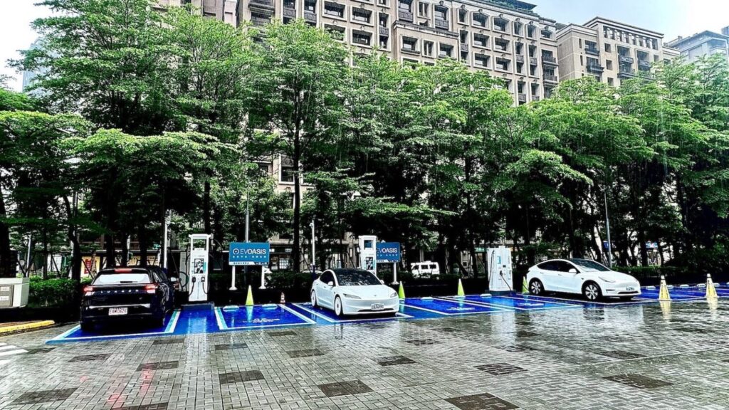 南港軟體園區南北雙站上線！360kW 超高速快充、24 小時開放、免停車費，緊鄰國道交流道，商務車主與南港在地最強補電新選擇。（圖/EVOASIS提供）