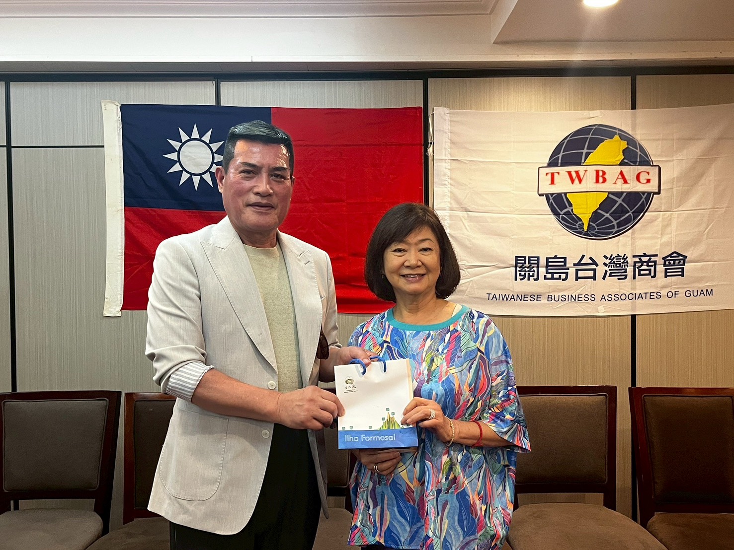 黃仁偕關島台灣商會會長虞琍英。(記者包克明 翻攝)