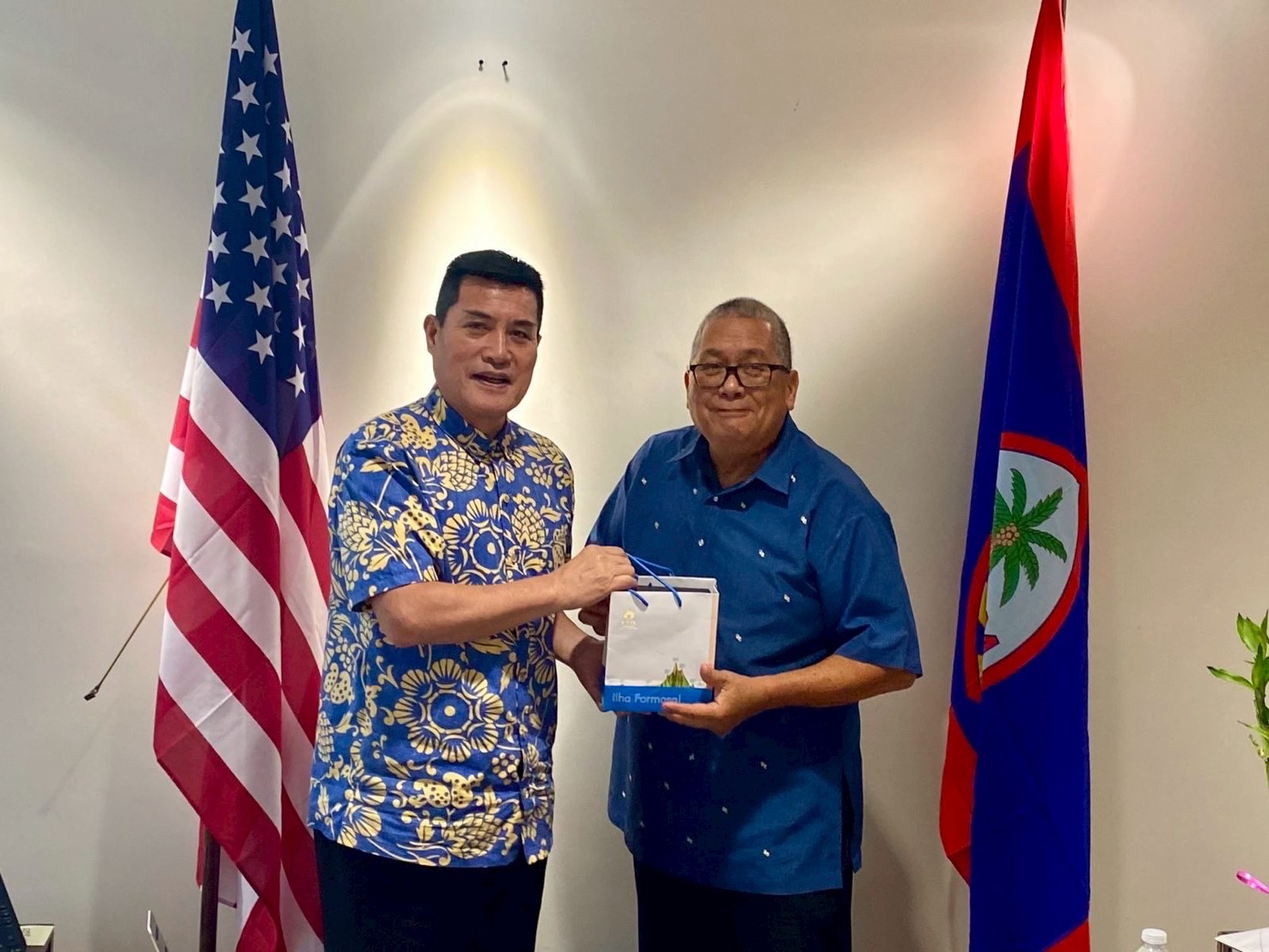 黃仁代表致贈關島議會議長Frank F﹒B as JTr﹒紀念品。(記者包克明 翻攝)