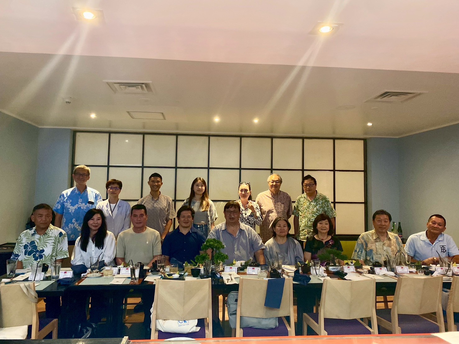 相見歡!立法院外交及國防委員會訪問團出席僑界舉辦之晚宴,與在地僑領面對面交流。(記者包克明 翻攝)