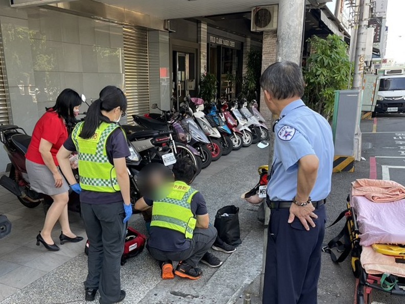 ▲發現婦人遭機車重壓倒地，立德派出所所長許逸維第一時間挺身而出，並通報救護人員到場協助。