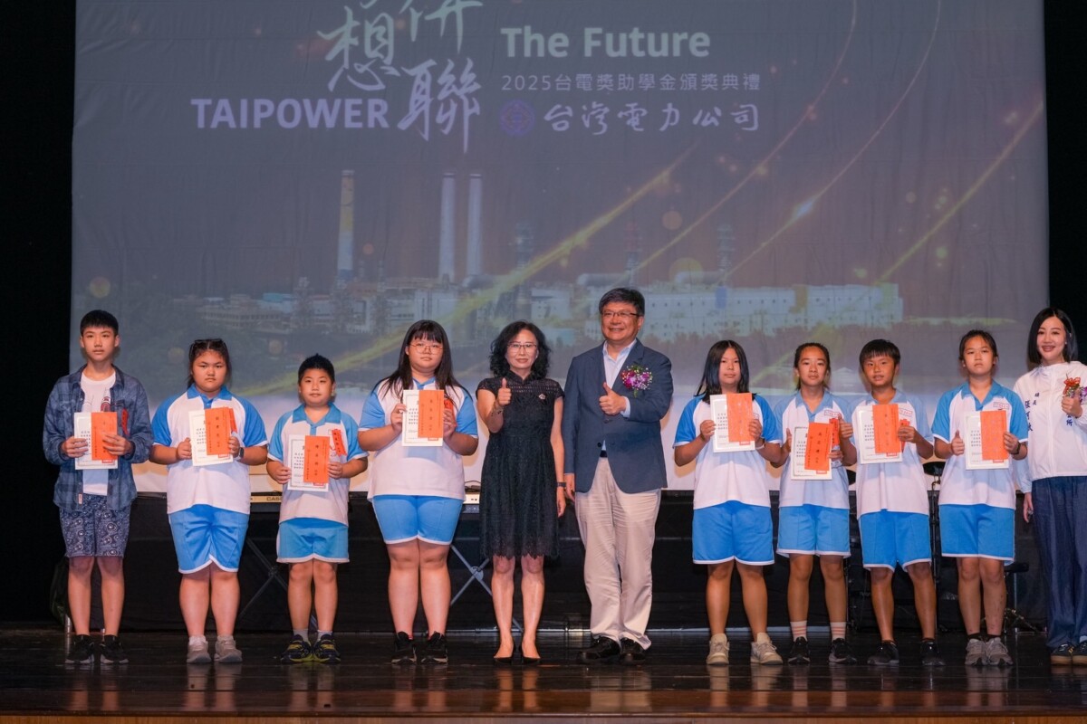 ▲台電今日串聯全國20座電廠聯合頒發獎助學金,主場通霄電廠回饋在地學子近千人,合計發出近600萬獎助學金。現場由台電董事長曾文生(中右)及苗栗縣副縣長邱俐俐(中左)等貴賓共同頒獎,鼓勵獲獎學子。