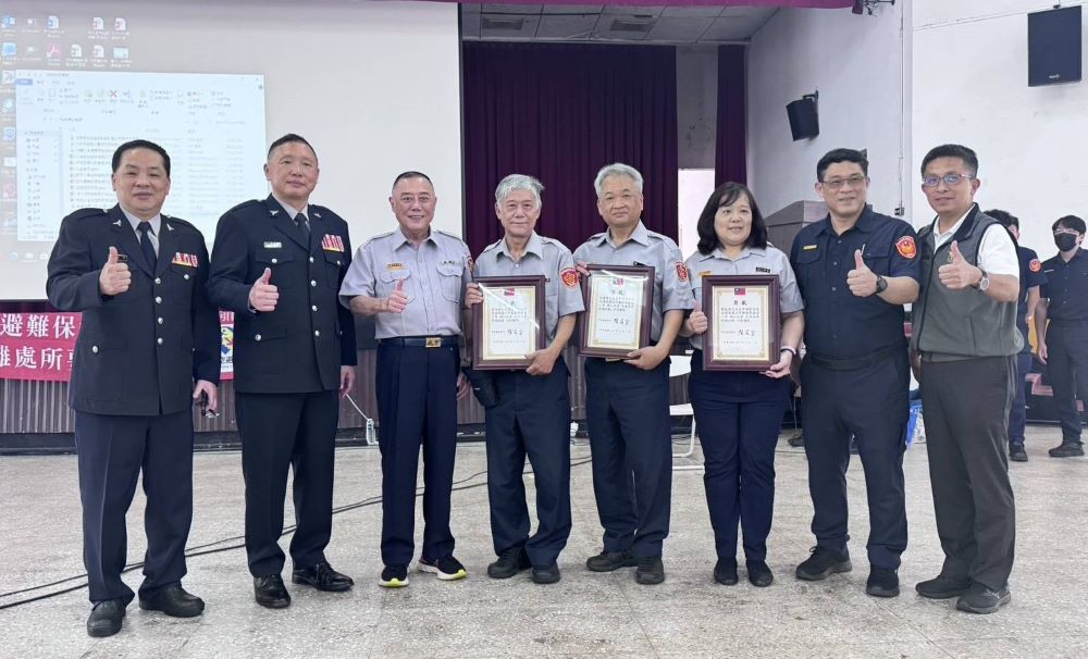 《圖說》民防大隊長吳建亨及義警大隊長陳汪全為民防及義警同仁加油打氣並致贈慰問金。〈中和分局提供〉