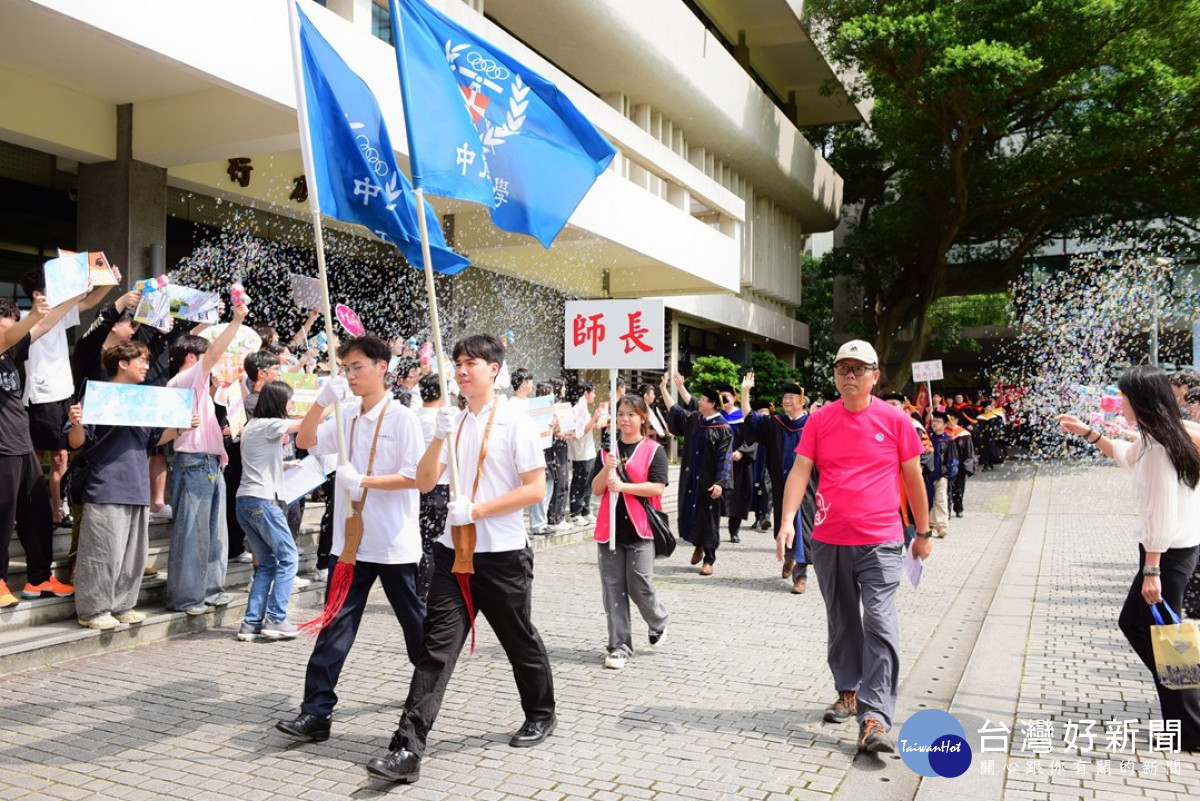 中原大學第67屆畢業典禮盛大舉行，師生校園巡禮。