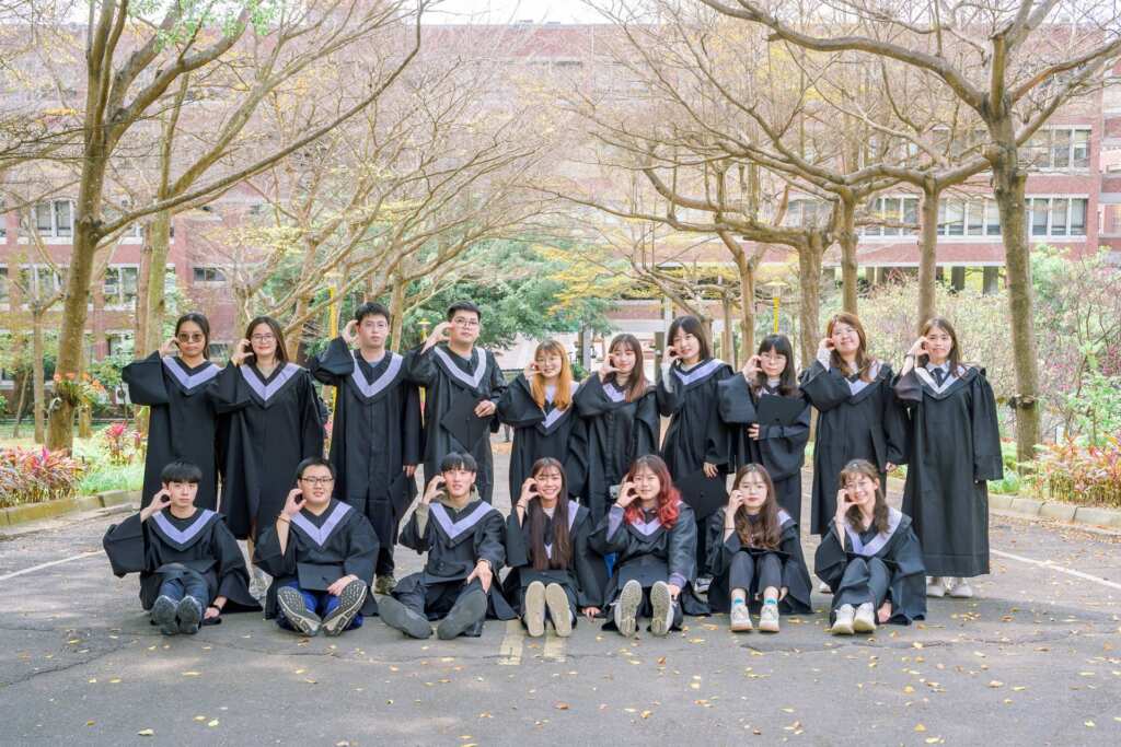 ▲大葉大學畢業生在校園拍照留念。(記者林明佑翻攝)