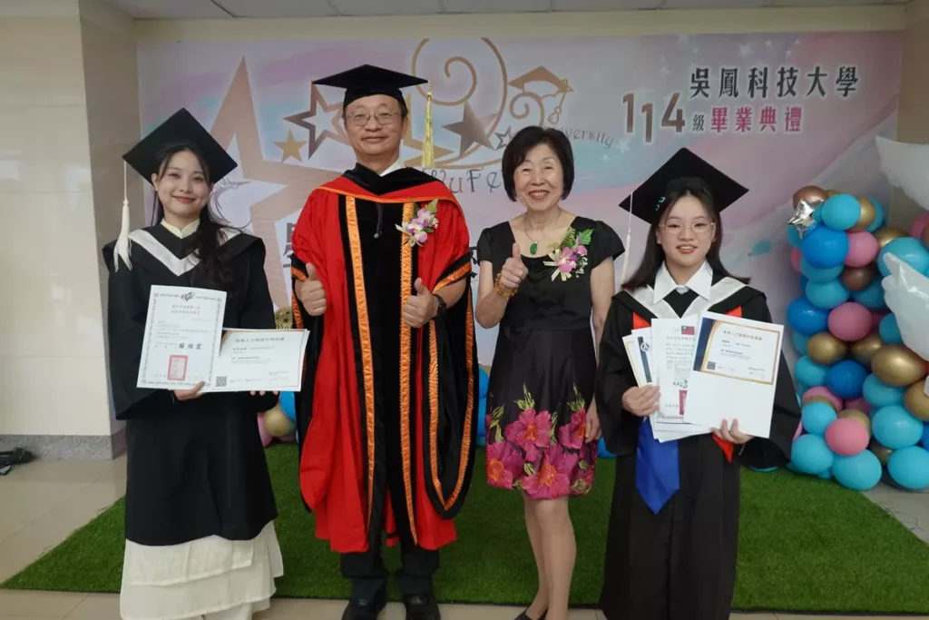 吳鳳科大來自越南的觀光休閒系阮氏金蓮同學(左一)榮獲勤學優良獎。她積極參與專業培訓，取得多項專業證照