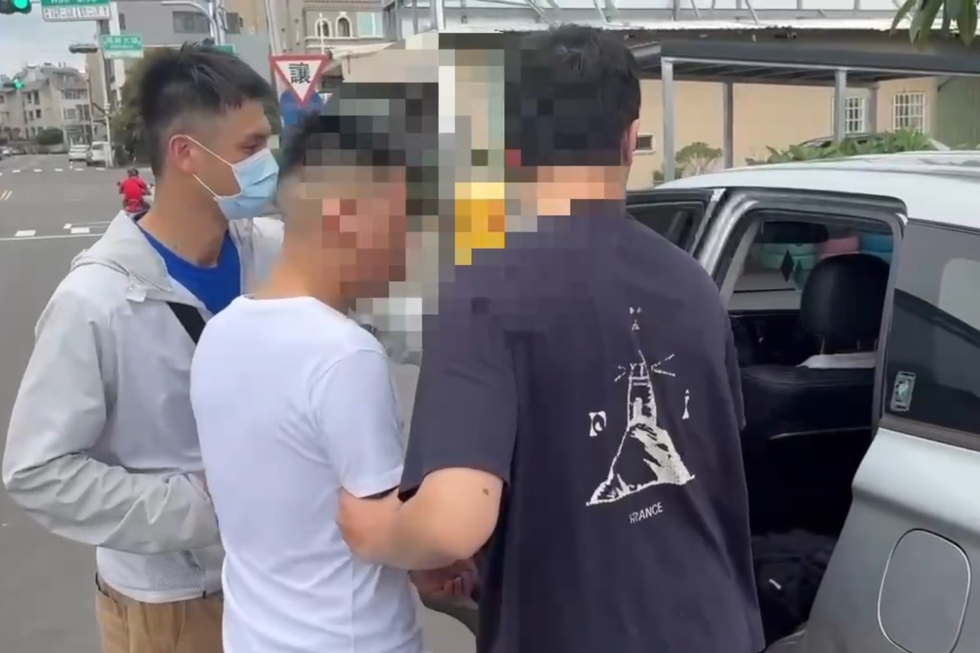 藉口不滿藥局店員態度 29歲男拿球棒嗆聲砸店 234 cnews204250607a03