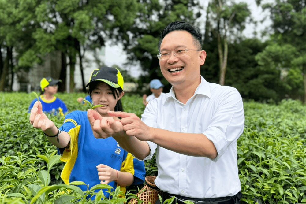 現身龍源國小藏茶畢典 蘇俊賓:10年後茶會是滿滿故事 239 照片來源:蘇俊賓