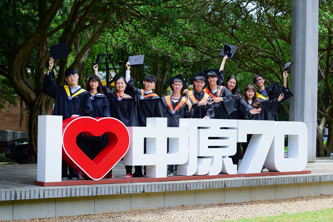 中原大學歡送3861畢業生 舞蹈快閃活動青春洋溢 05 全人標竿獎10位獲獎同學合影「中原70」裝置前,展現全人風采。