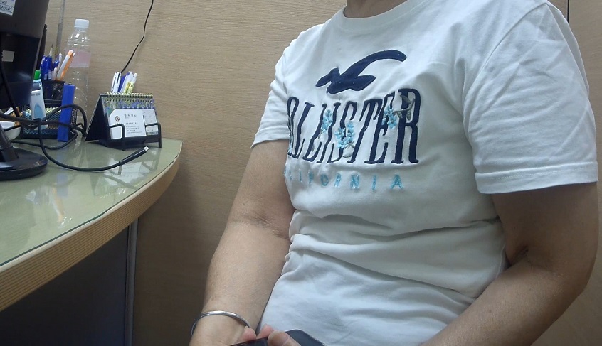 ▲婦人受網路好友所託,協助匯款給「朋友的朋友」,所幸行員機警察覺有異,通知警方到場協助。