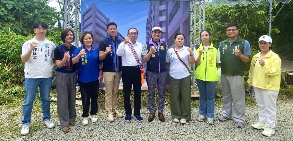 視察《住宅法》全國首座原民社宅 侯:深化居住正義建立典範 2 《圖說》侯友宜視察樹林南園段原住民族社會住宅預定地合照,左二為原民局長林瑋茜。〈原民局提供〉二