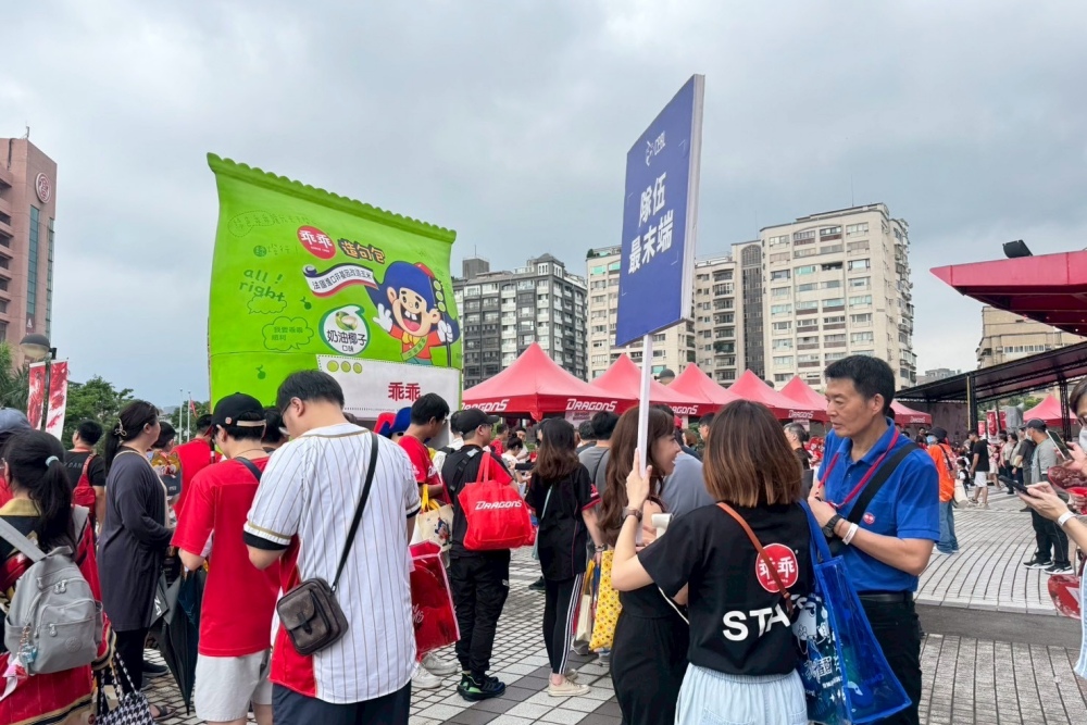 ▲巨大的乖乖扭蛋機出場，造成多位球迷爭相排隊轉蛋。(圖/乖乖提供)