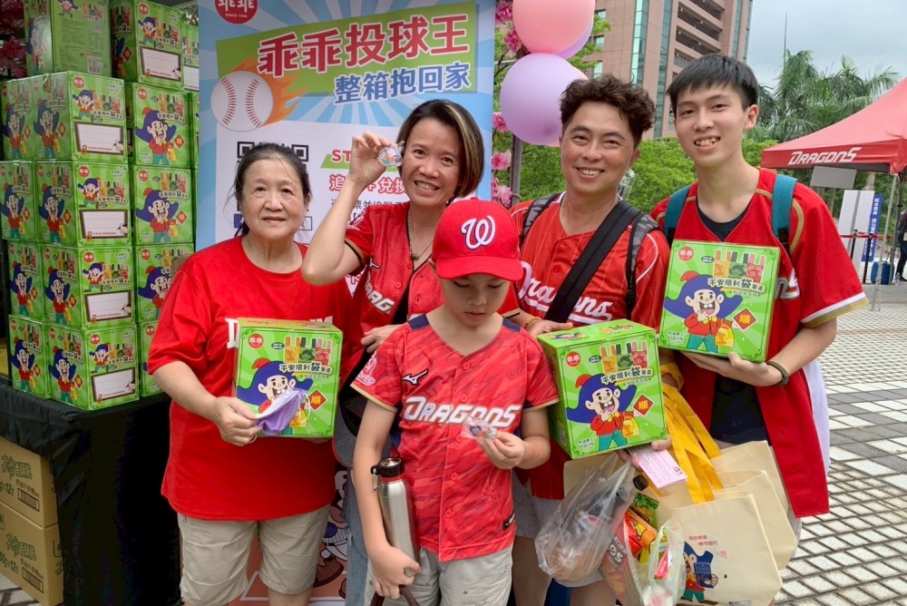 ▲老中青三代球迷到現場爲球隊加油，參加乖乖投球王攤位遊戲抱走多箱好禮。(圖/乖乖提供)
