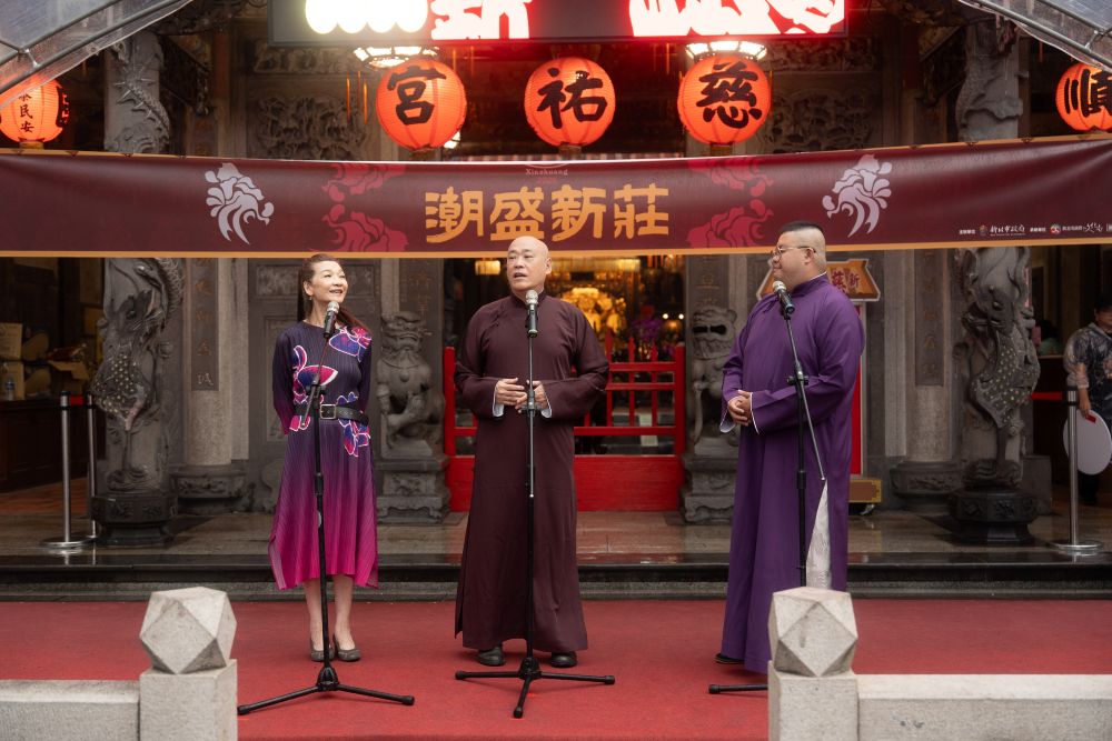 演繹百年廟街傳統與新潮 潮盛新莊展演深厚底蘊 7 《圖說》新莊新銳劇團「戲箱文化」結合廟宇文化與時代金曲,帶來群口相聲《誰最能唱》。〈文化局提供〉