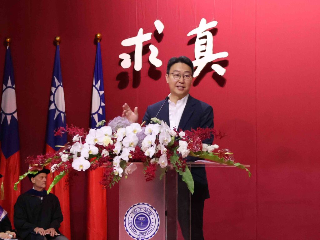 東海大學畢業典禮 校友陳世凱談四年勞作教育開啟韌性人格 2 圖說三,交通部長陳世凱返校勉勵畢業生隨時擁抱挫折,讓失敗風暴成為成長的養分。