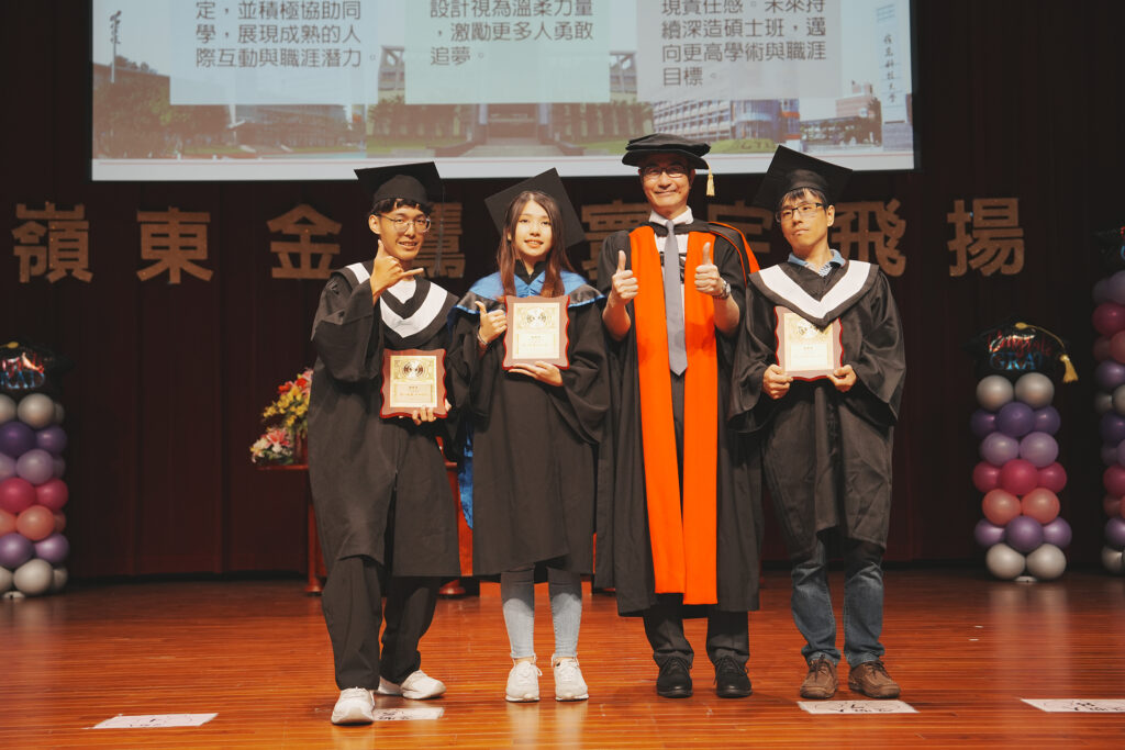 嶺東科大畢業典禮首頒健豪金鷹獎學金 AI學系明年起招生 2 下午場勤學獎頒獎,其中流設系碩士生黃加鑫左二克服視覺障礙,努力向學精神深獲肯定