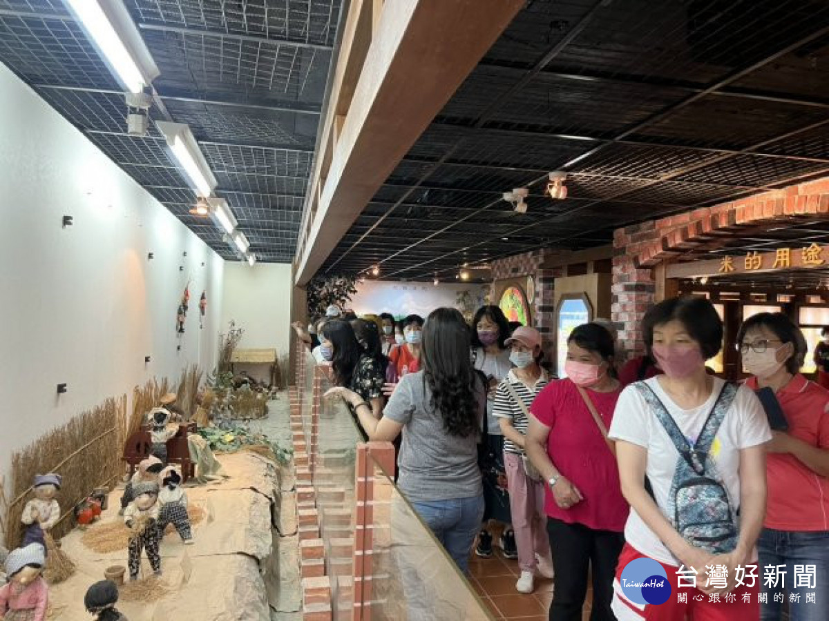 二林農會家政班員參訪大甲區農會稻米產業文化館。（記者陳榮昌攝）
